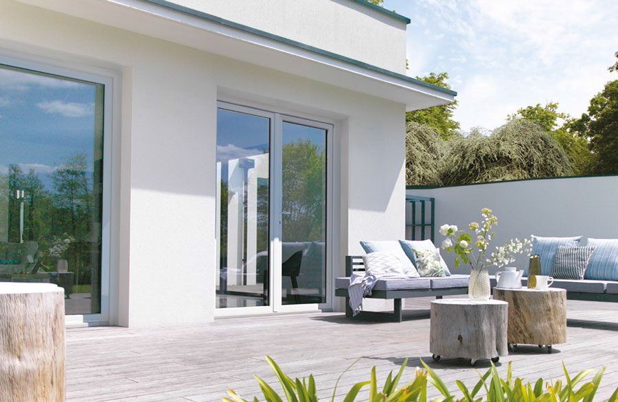 Coût de remplacement d'une fenêtre en 2026 avec RSM Rénovation Vu de l'extérieur d'une maison sur deux double fenêtres en PVC,