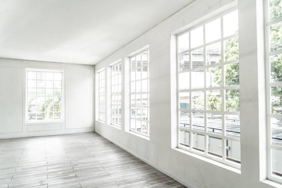 Explication de la garantie decennale avec RSM Rénovation Intérieur d'un appartemment blanc avec plusieurs grandes fenêtres