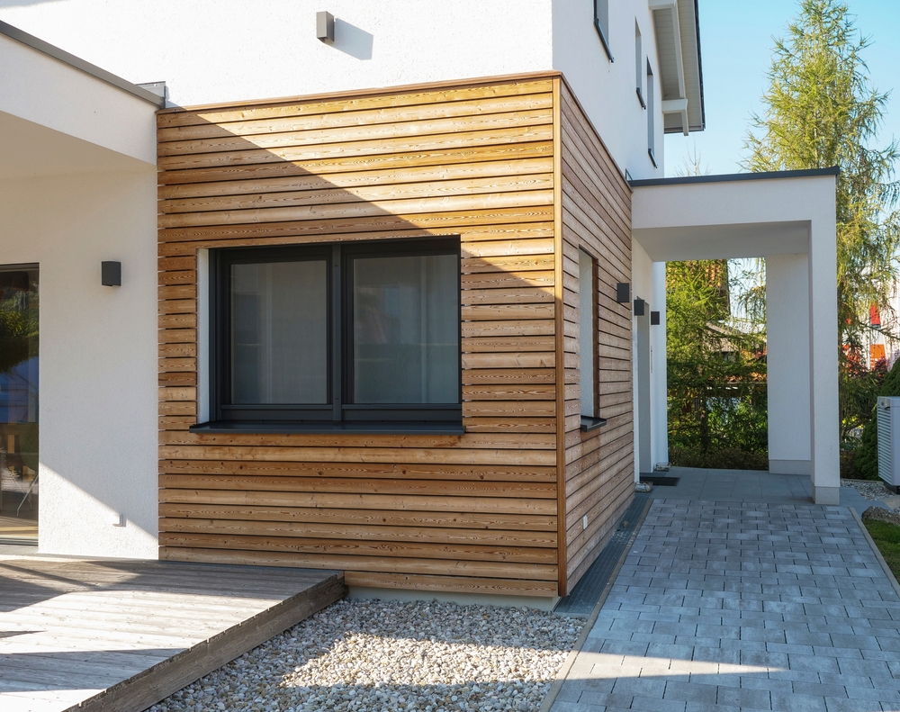 La renovation énergétique avec RSM Rénovation Maison finie avec construction rapide, revêtement en bois, technologie économique respectueuse de l'environnement. Maison passive de style moderne, élégant et minimaliste avec matériaux recyclés. Petite maison avec un jeune