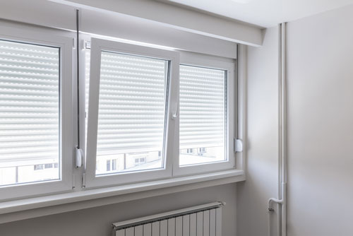 Fenêtre en pvc blanche dans une appartement
