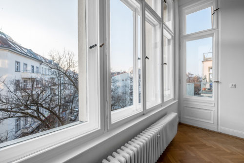 Vue de l'intérieur d'un logement sur plusieurs fenêtres 