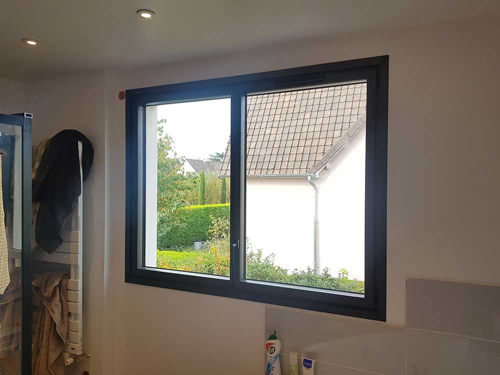 fenêtre en aluminium dans une maison à Franconville