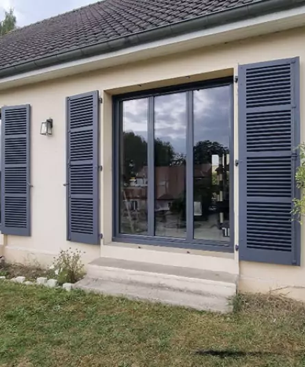 Fenêtres aluminium gris anthracite après pose — RSM Rénovation Écouen 95