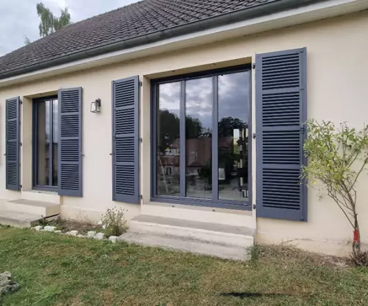 Fenêtres aluminium gris anthracite après pose — RSM Rénovation Écouen 95
