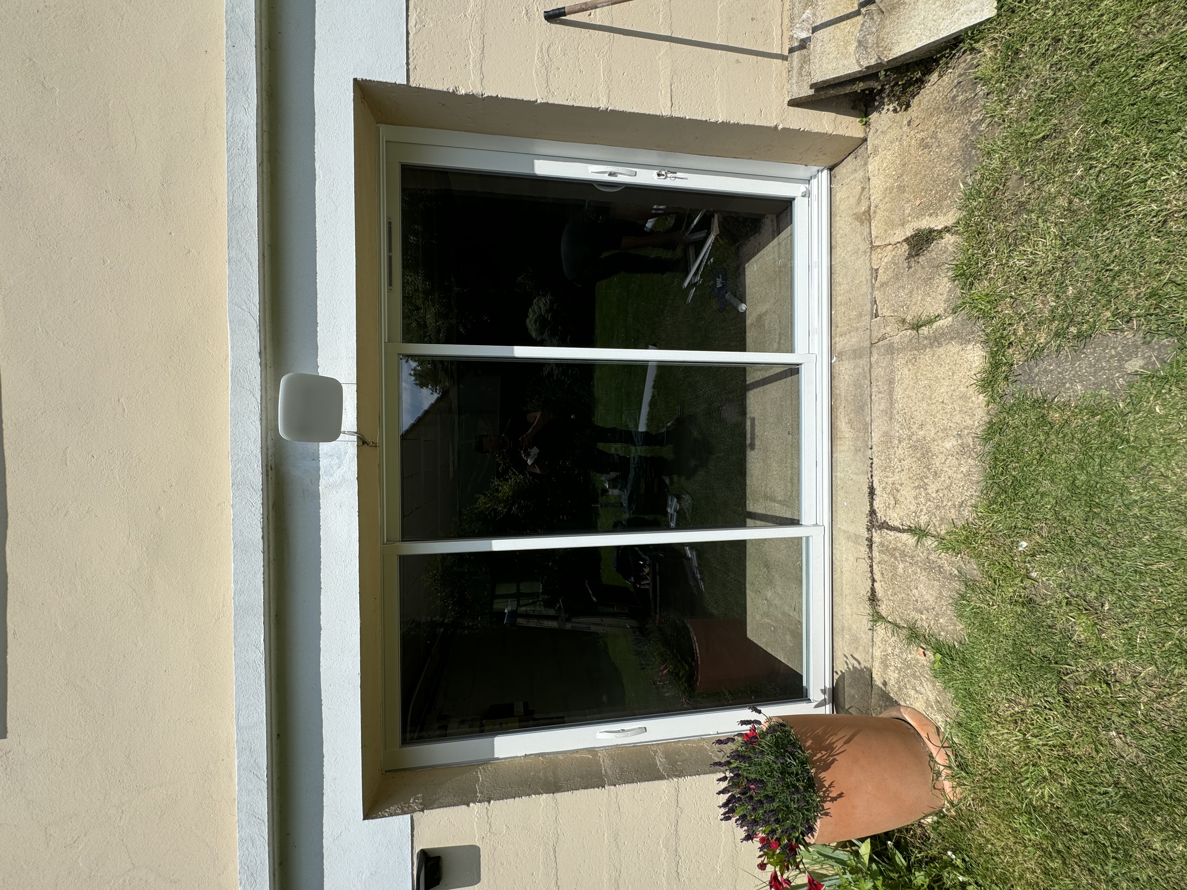 Remplacement d'une porte de garage par une fenêtre coulissante en aluminium blanche