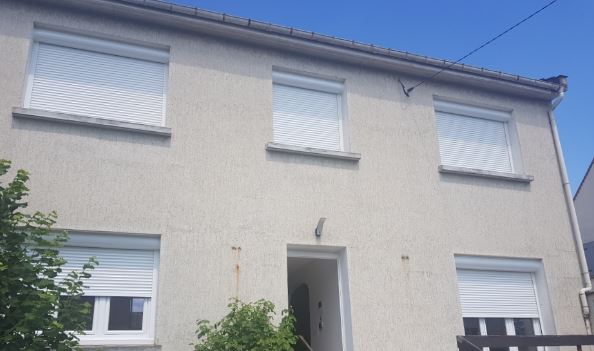Installation de fenêtre en PVC avec volets roulants à Sartrouville Pose de volets roulants sur une maison