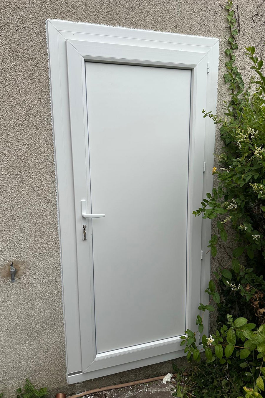 Pose d'une porte de service en PVC &agrave; Champagne sur Oise (95) image 3