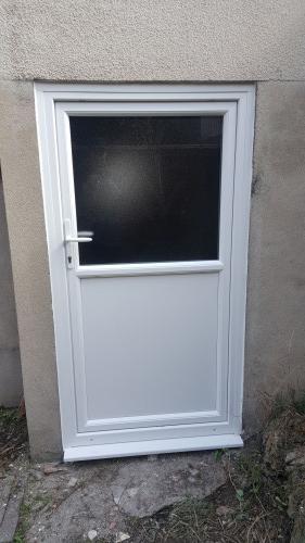 Porte de service après rénovation