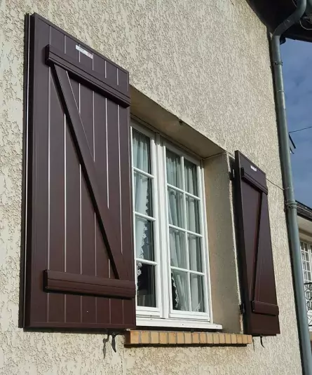 Volets battants aluminium marron RAL 8019 posés à Domont (95) — RSM Rénovation