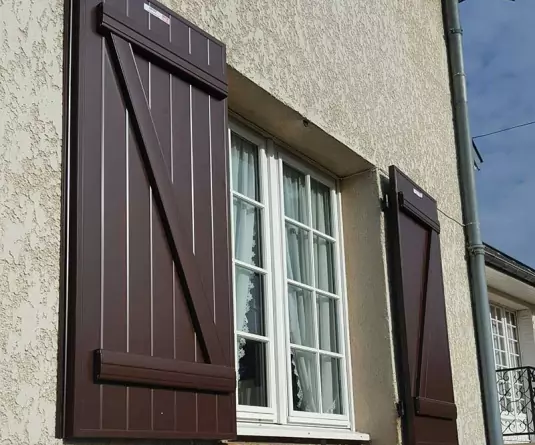 Volets battants aluminium marron RAL 8019 posés à Domont (95) — RSM Rénovation